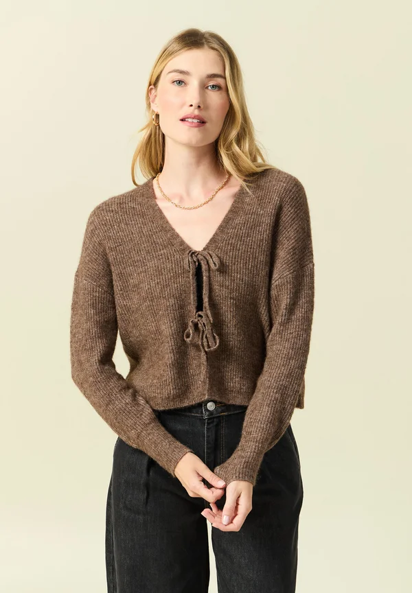 MIT V-AUSSCHNITT UND KNOTEN - Strickjacke - marron