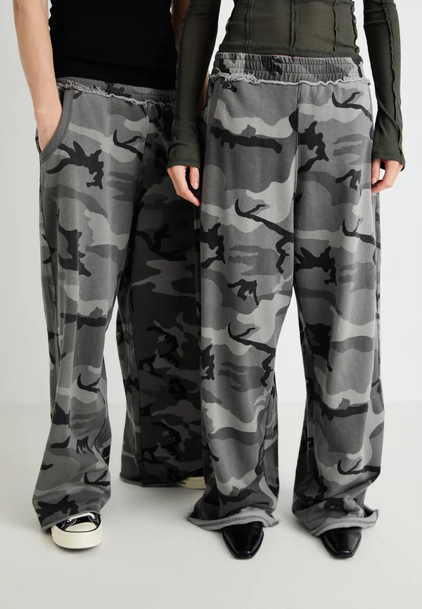 MONSTER UNISEX - Jogginghose - green