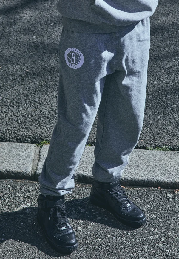 NBA BROOKLYN NETS LEAGUE ESSENTIALS JOGGER - Vereinsmannschaften - grey