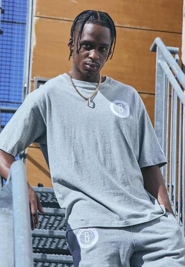 NBA BROOKLYN NETS LEAGUE ESSENTIALS OVERSIZED TEE - Vereinsmannschaften - grey