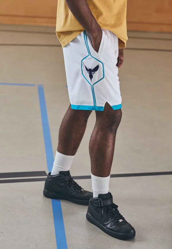 NBA CHARLOTTE HORNETS SHORT - Vereinsmannschaften - white/rapid teal