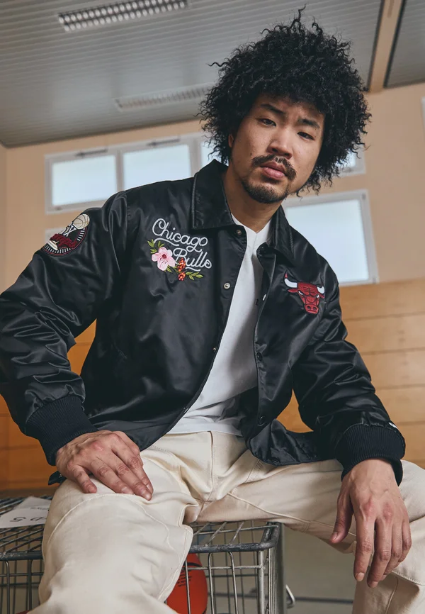 NBA CHICAGO BULLS FLORAL SATIN  - Vereinsmannschaften - black