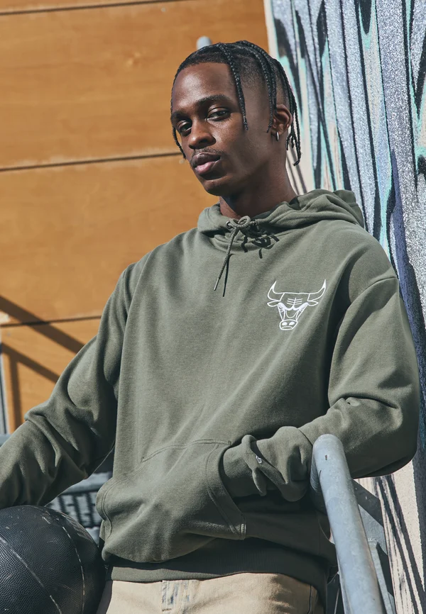 NBA CHICAGO BULLS LEAGUE ESSENTIALS OVERSIZED HOODIE - Vereinsmannschaften - olive