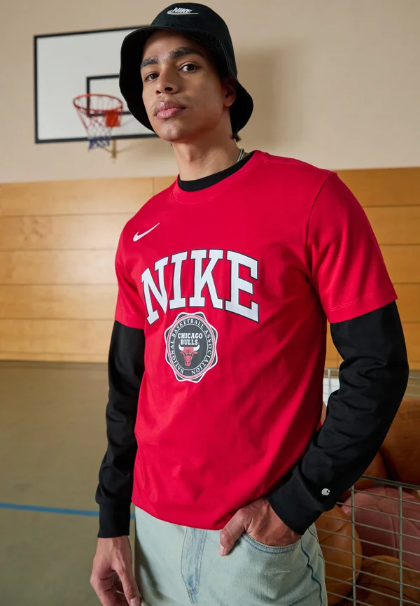 NBA CHICAGO BULLS TEE - Vereinsmannschaften - university red