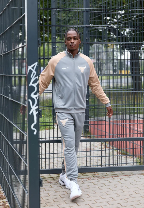 NBA CITY EDITION CHICAGO BULLS TRACKSUIT - Vereinsmannschaften - dark steel grey/hemp/oatmeal/white