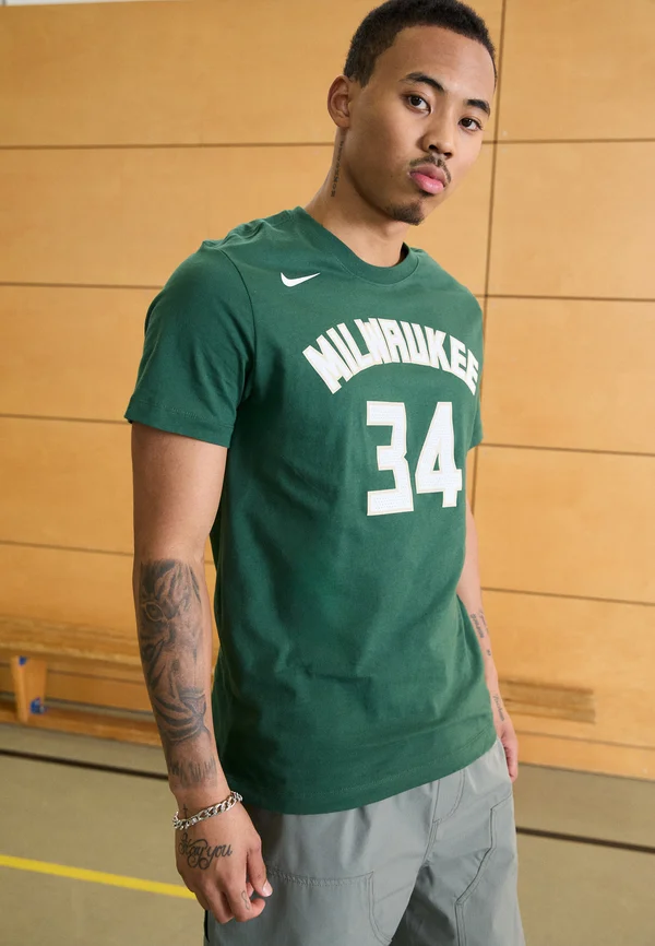 NBA GIANNIS ANTETOKOUNMPO MILWAUKEE BUCKS NAME AND NUMBER TEE - T-Shirt print - fir/antetokounmpo