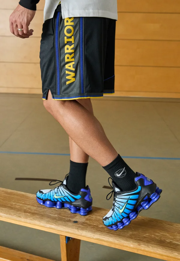NBA GOLDEN STATE WARRIORS SHORTS - Vereinsmannschaften - black/amarillo