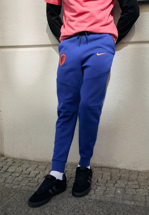 NETHERLAND TECH JOGGER PANT - Jogginghose - deep royal blue/safety orange