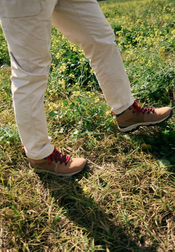 NEWTON RIDGE™ PLUS II SUEDE WP - Hikingschuh - elk/mountain red