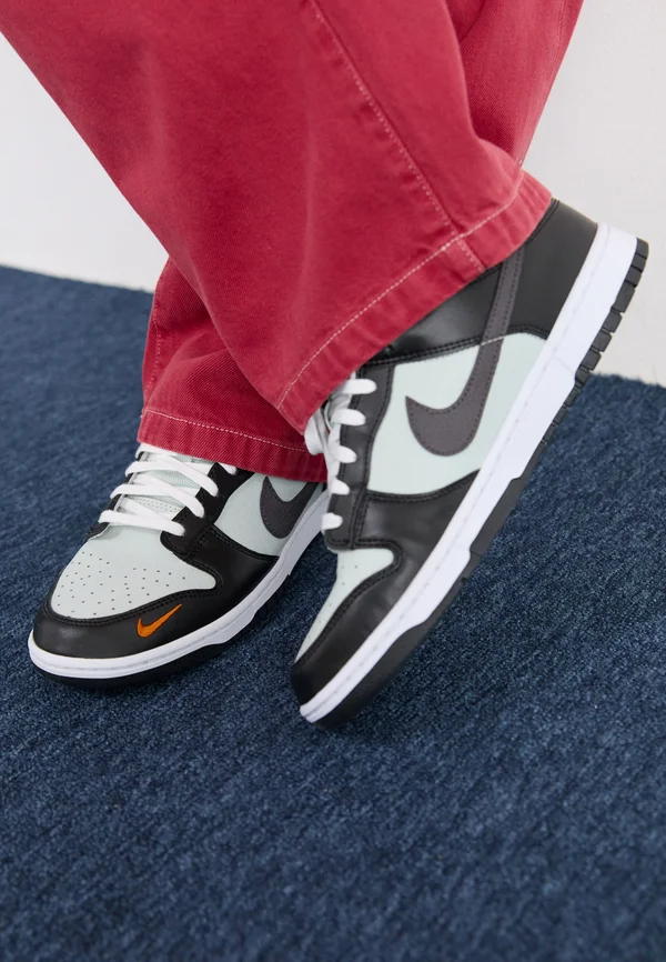 NIKE DUNK LOW UNISEX - Sneaker low - black/med ash/light silver/bright mandarin/summit white/white