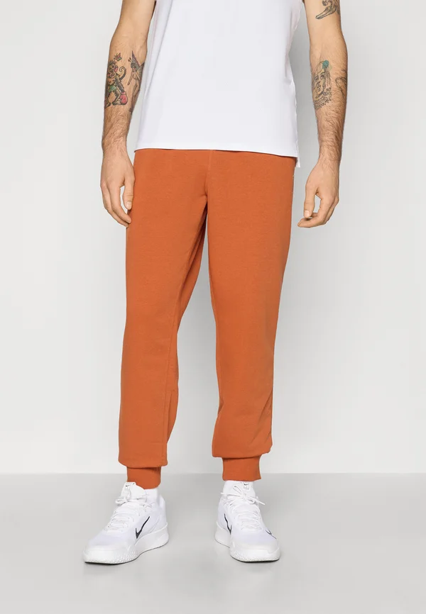 NIKECOURT HERITAGE PANT JOGGER - Jogginghose - dark russet