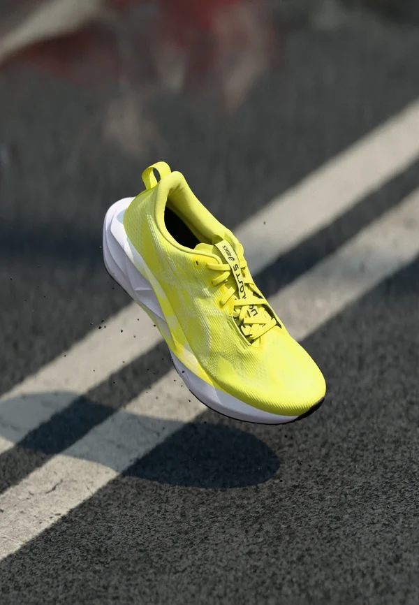 NOVABLAST 5 - Laufschuh Straße - citron/white