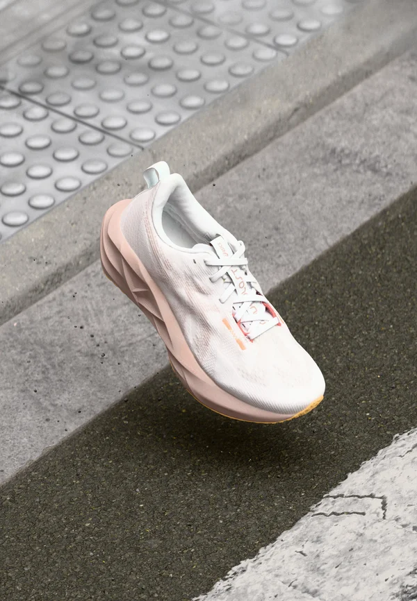 NOVABLAST 5 - Laufschuh Straße - white/fawn