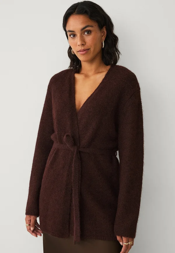 OFFENE MIT BINDEGÜRTEL - Strickjacke - braun