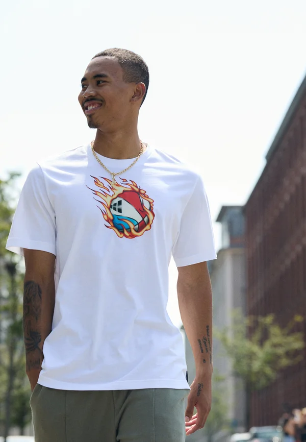 ON FIRE GRAPHIC TEE - T-Shirt print - white