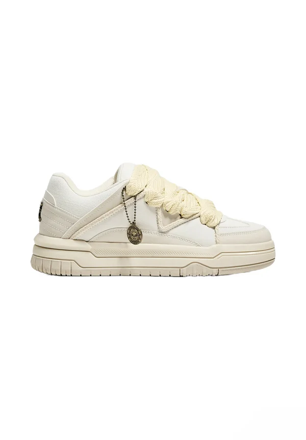 ONE PIECE WITH KEYRING - Sneaker low - white
