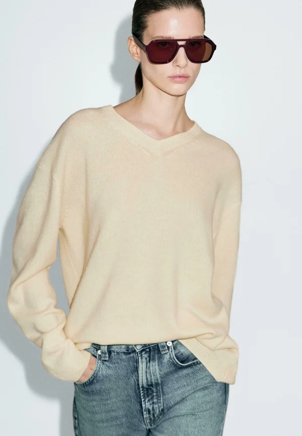 OVERSIZE V-NECK - Strickpullover - light yellow
