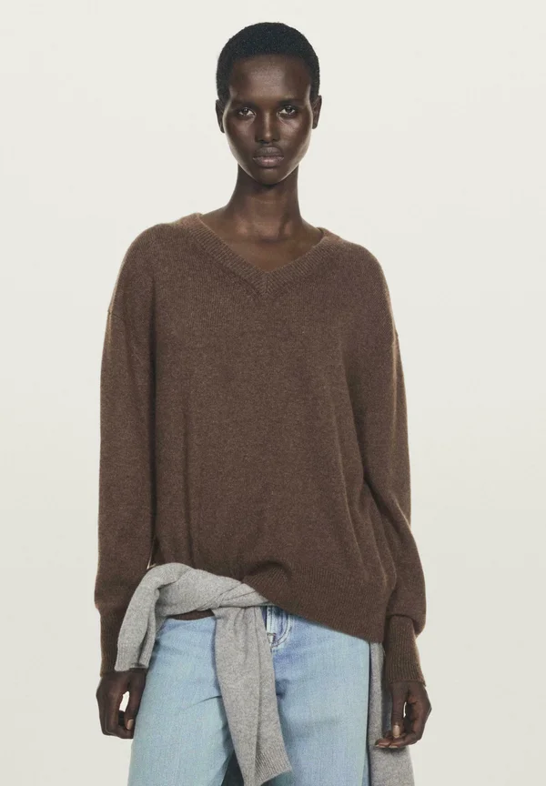 OVERSIZE V-NECK WITH LONG SLEEVE - Strickpullover - dark brown
