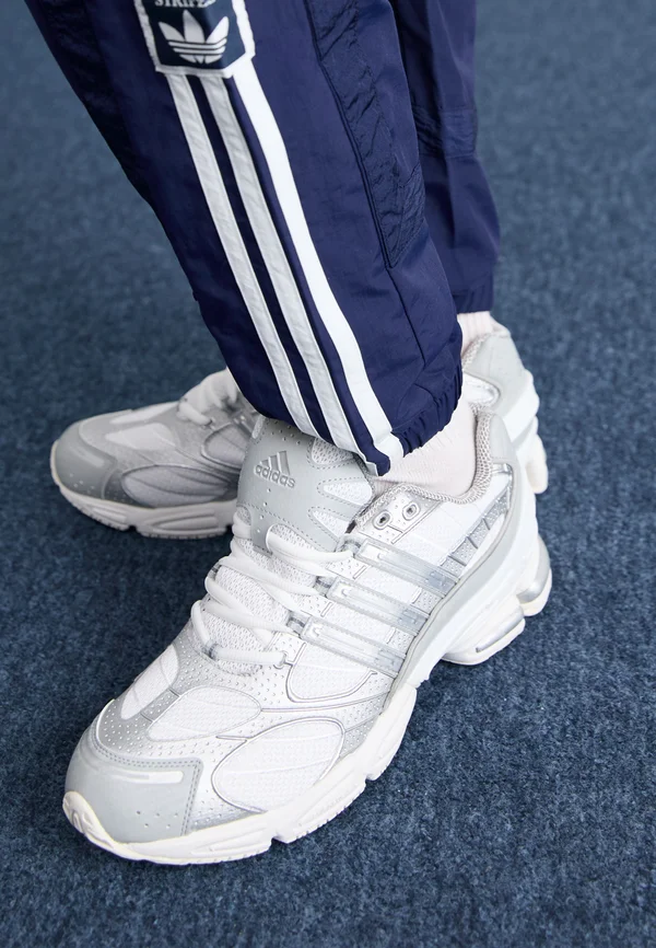OZWEEGO PRO - Sneaker low - footwear white/silver metallic/core white