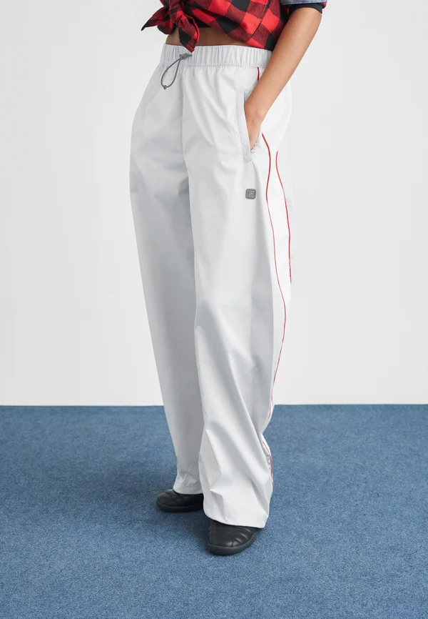 PANT SHOX - Jogginghose - grey fog/white/university red