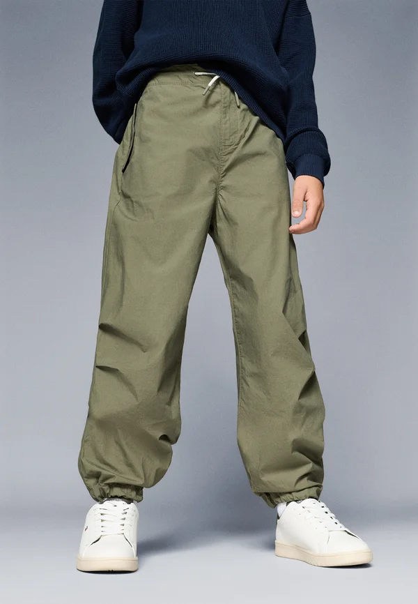 PARACHUTE PANT - Stoffhose - battle green
