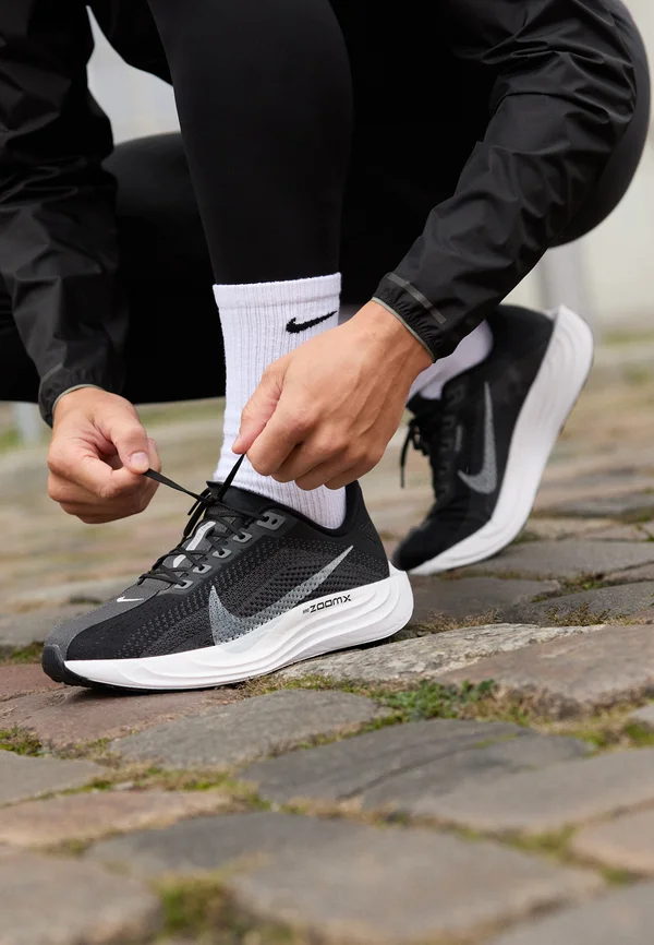 PEGASUS PLUS - Laufschuh Straße - black/pure platinum/anthracite/white