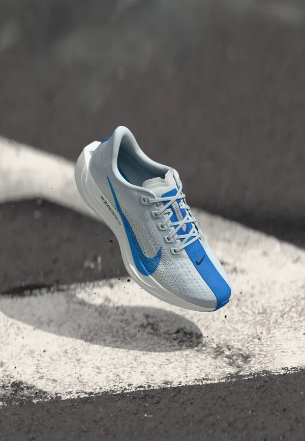 PEGASUS PLUS - Laufschuh Straße - pure platinum-coloured/light photo blue/black/white