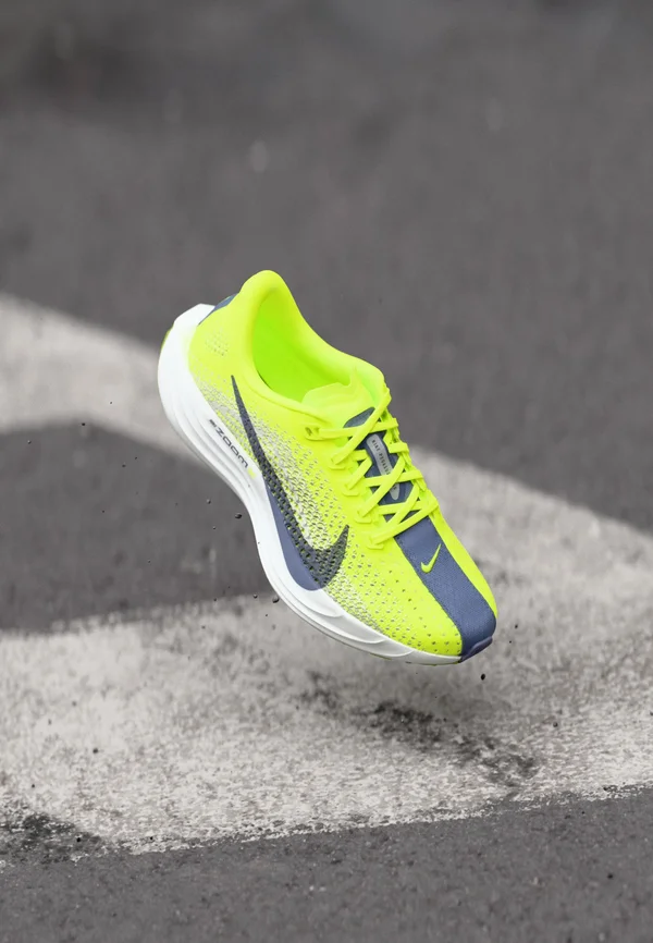 PEGASUS PLUS - Laufschuh Straße - volt/world indigo/platinum tint/white