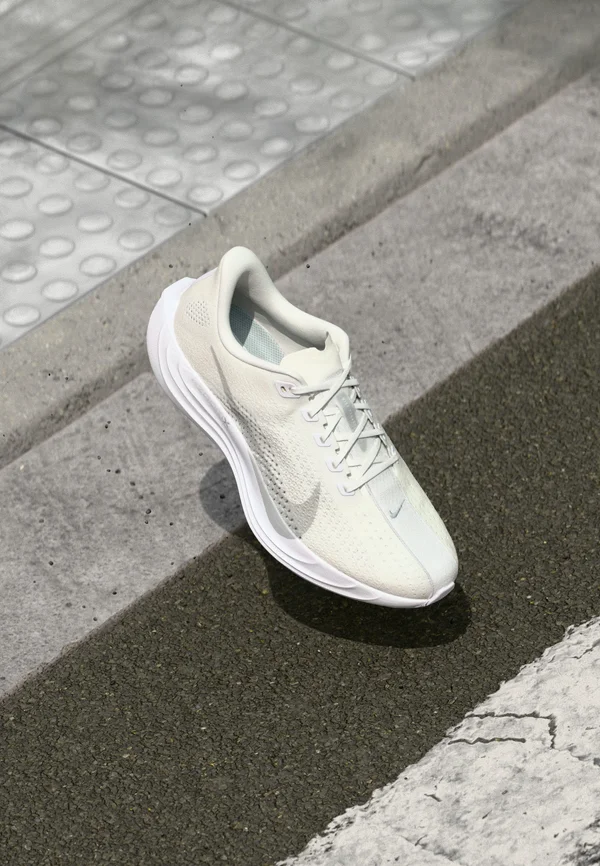 PEGASUS PLUS - Laufschuh Straße - white/pure platinum/wolf grey
