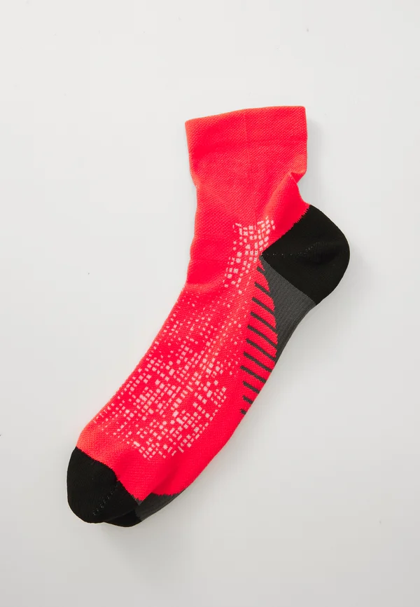 PERFORMANCE RUN QUARTER UNISEX - Sportsocken - flash red