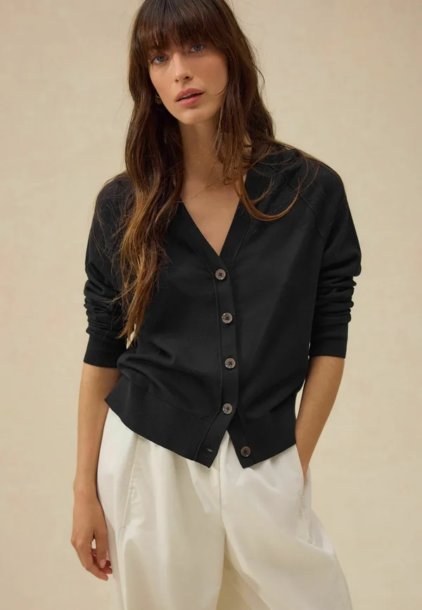 PETITE - SOFT TOUCH - Strickjacke - black