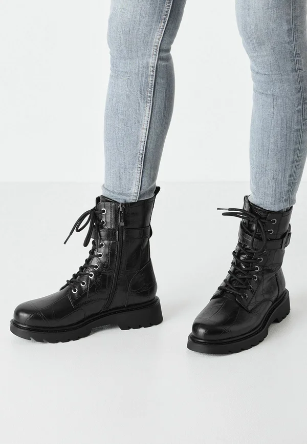 Plateaustiefelette - black croco