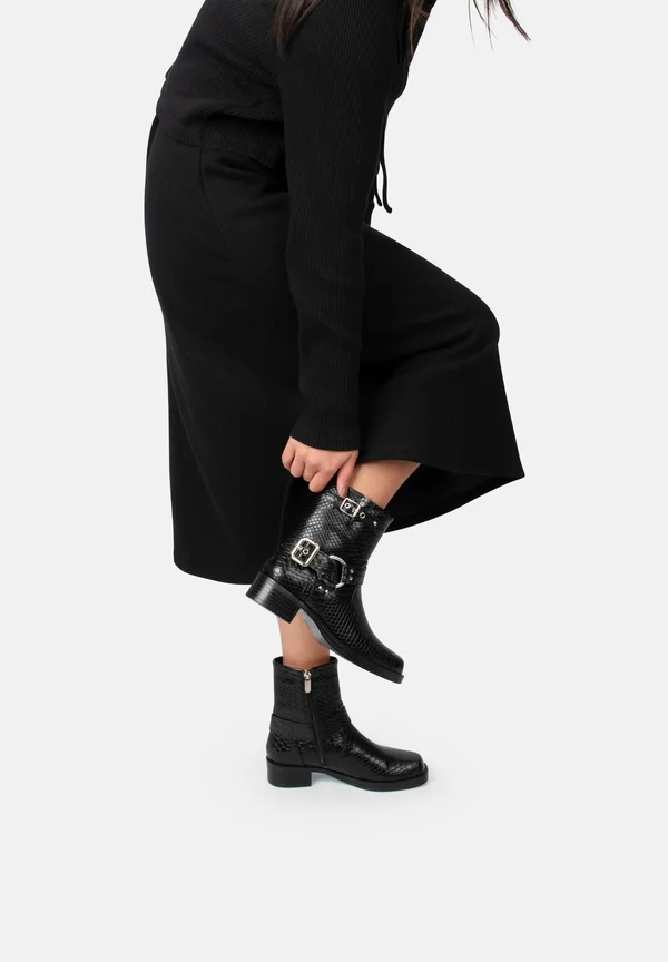 Plateaustiefelette - black with animalprint