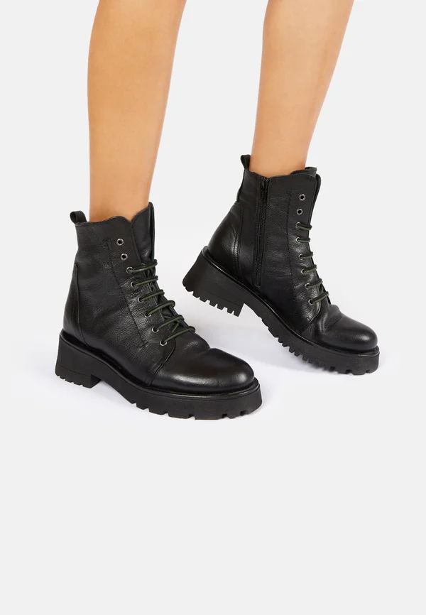 Plateaustiefelette - black