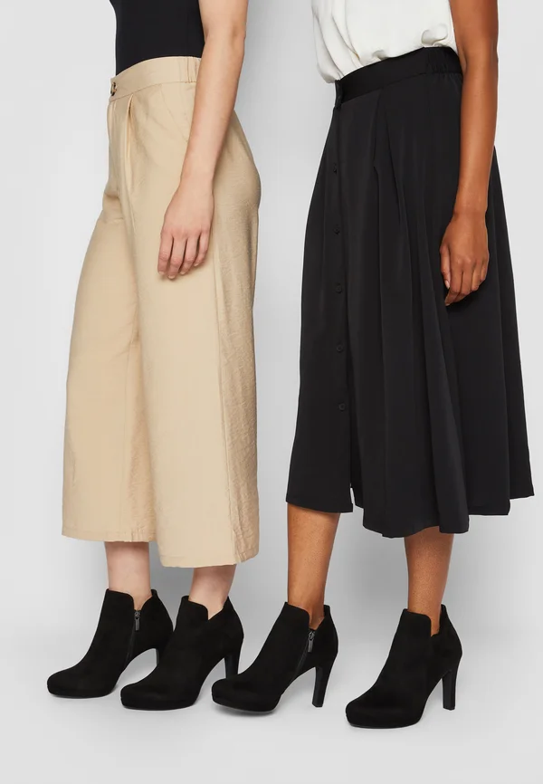 Plateaustiefelette - black