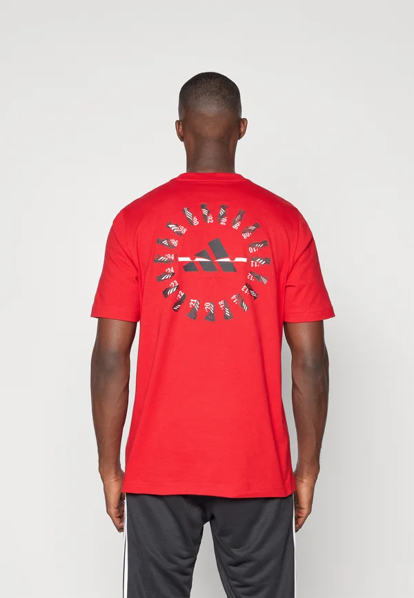 PREDATOR HISTORY GRAPHIC - T-Shirt print - better scarlet