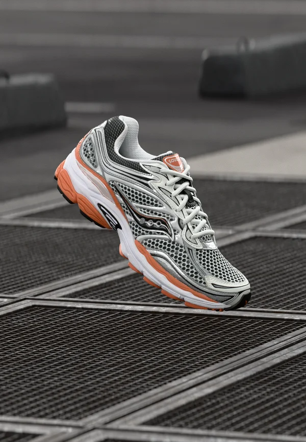 PROGRID OMNI 9 UNISEX - Sneaker low - silver-coloured/orange