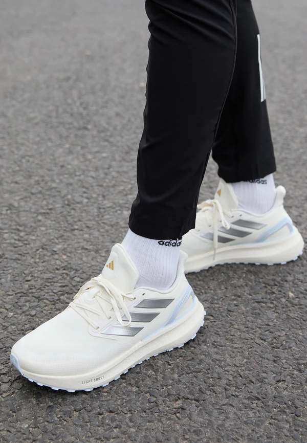 PUREBOOST 5 - Laufschuh Straße - off white/silver metallic/halo blue