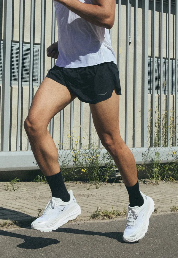 RACE DAY SPLIT SHORT - Kurze Sporthose - black