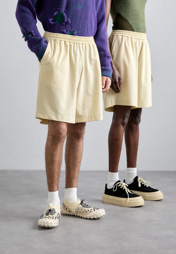 RAFFIA SHORT BASKET FIT PANT UNISEX - Shorts - off-white