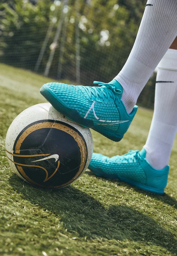 REACT GATO - Indoor-Fußballschuhe - dusty cactus/barely volt
