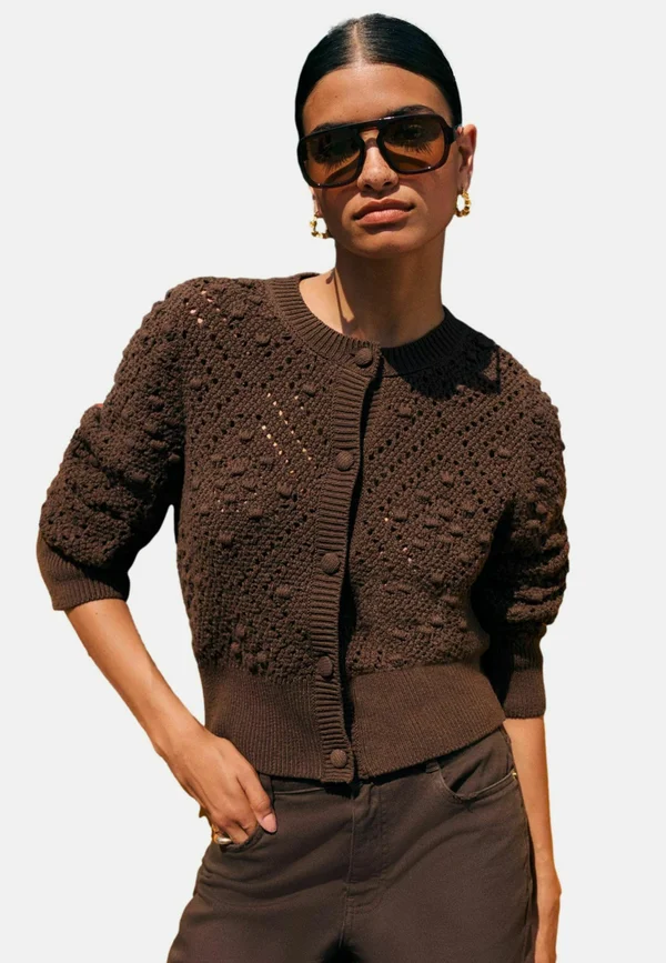 REGULAR FIT - BOBBLE STITCH - Strickjacke - brown