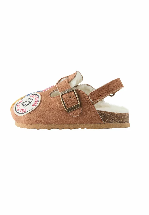 REGULAR FIT - Clogs - tan brown varsity badge