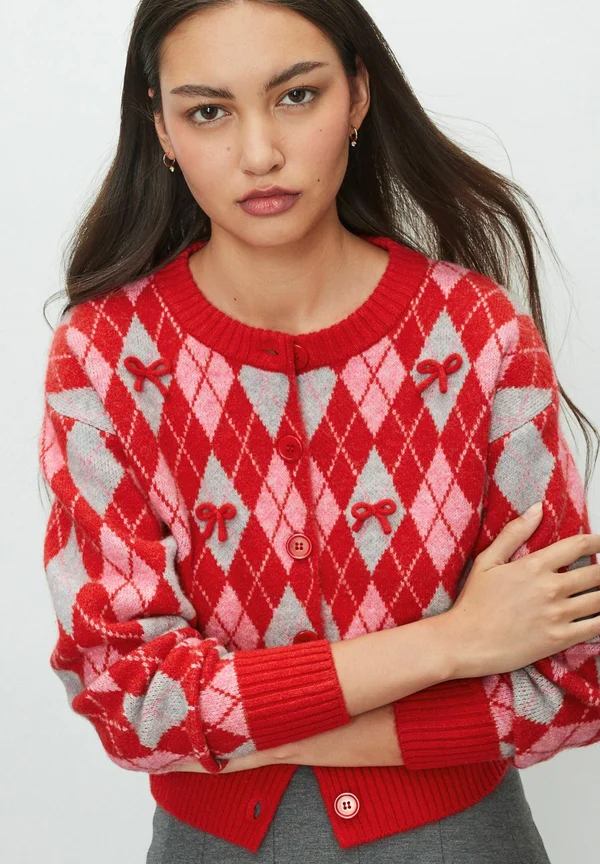 REGULAR FIT - CREW NECK  - Strickjacke - red argyle bows