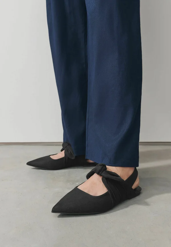 REGULAR FIT - FOREVER COMFORT POINTED TOE BOW - Sling-Ballerina - black faux suede