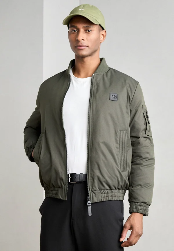 REGULAR FIT IN DOBBY WITH DUPONT SORONA AND LOGO ON PATCH - Bomberjacke - dark khaki