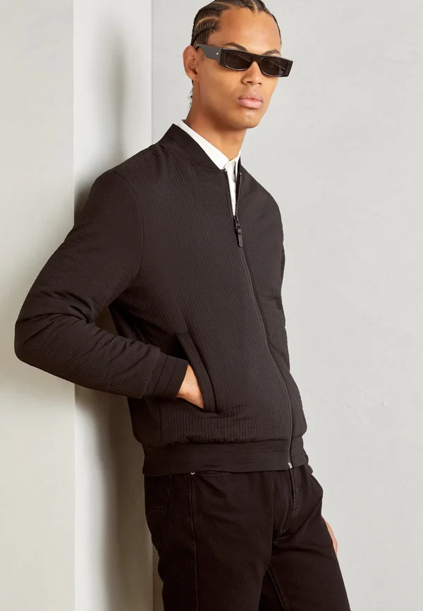 REGULAR FIT IN DOBBY WITH PADDING AND LOGO ON PATCH - Bomberjacke - black