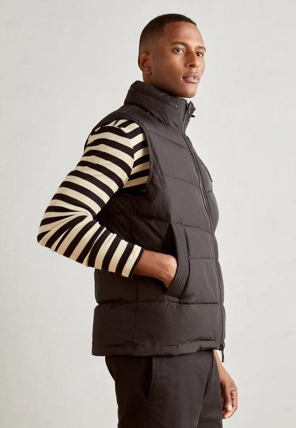 REGULAR FIT IN TECHNO WITH PADDING DUPONT SORONA WITH LOGO PATCH - Weste - black