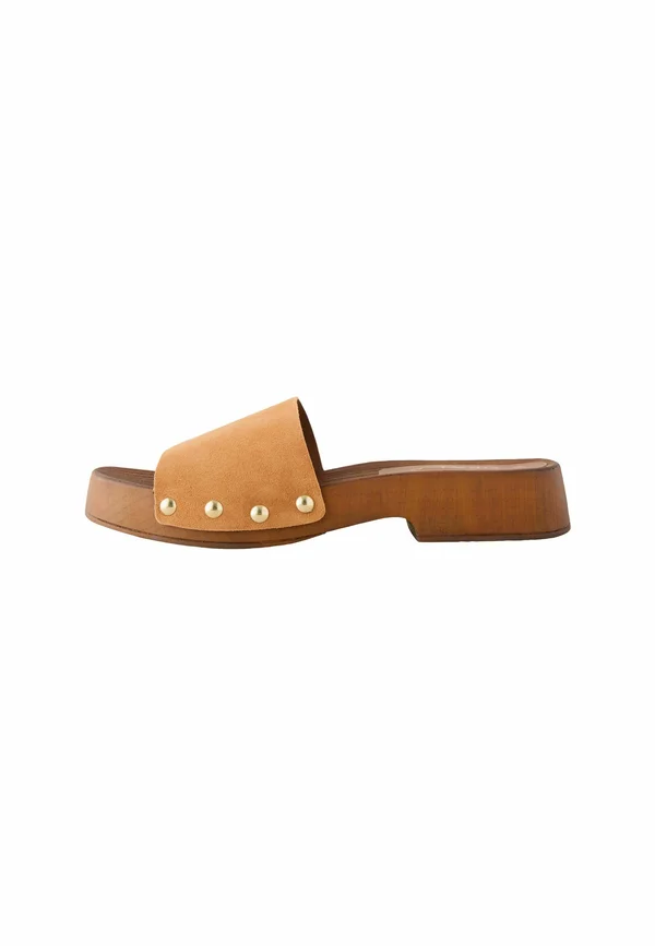 REGULAR FIT - OPEN TOE STUDDED  - Pantolette flach - tan brown suede