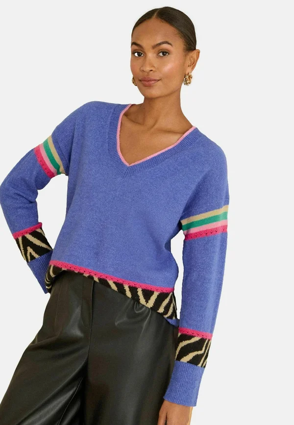 REGULAR FIT - PRINT V-NECK COSY - Strickpullover - blue rainbow animal stripe